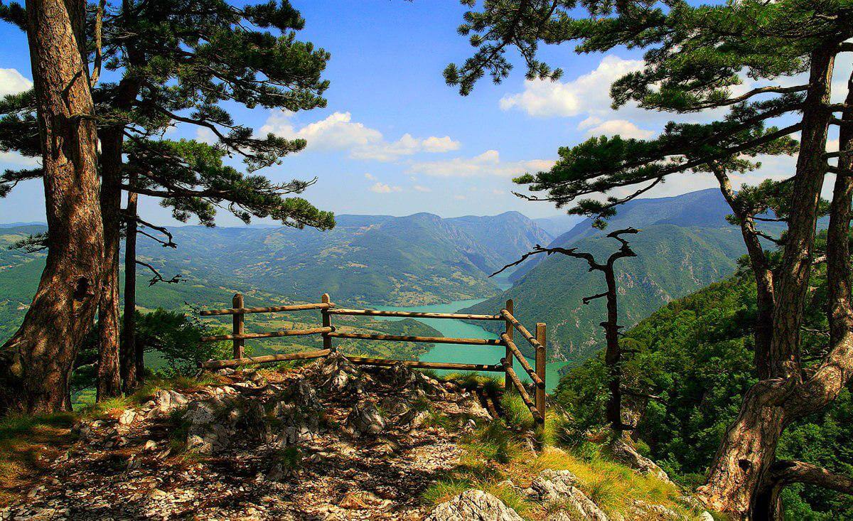 Световой день в Черногории в июле